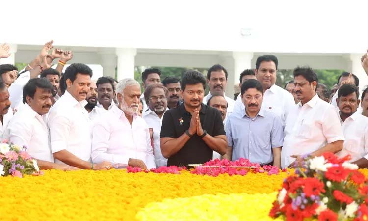 துணை முதல்வர் உதயநிதி பிறந்த நாள்: அண்ணா,  கருணாநிதி நினைவிடங்களில் மரியாதை